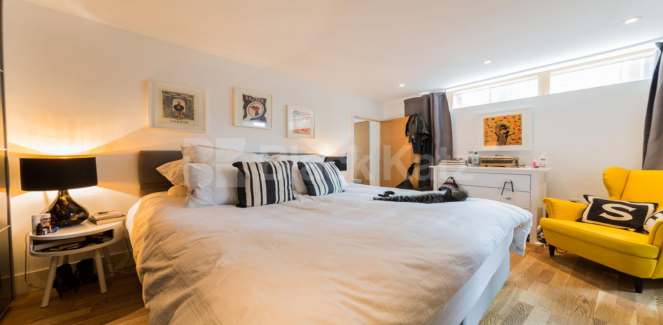 			LET BY!, 2 Bedroom, 1 bath, 1 reception House			 Camden Mews, CAMDEN